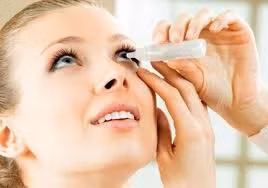 Lạm dụng thuốc nhỏ mắt. Đừng tưởng thuốc nhỏ sẽ làm sạch và sáng mắt nếu như cứ dùng nhiều. Thuốc nhỏ mắt có chứa chất co mạch có thể làm co các mạch máu tạm thời khiến mắt không đỏ, tuy nhiên chúng cũng chứa các hóa chất khác ảnh hưởng đến thị lực lâu dài. Ảnh: My Hayfever.