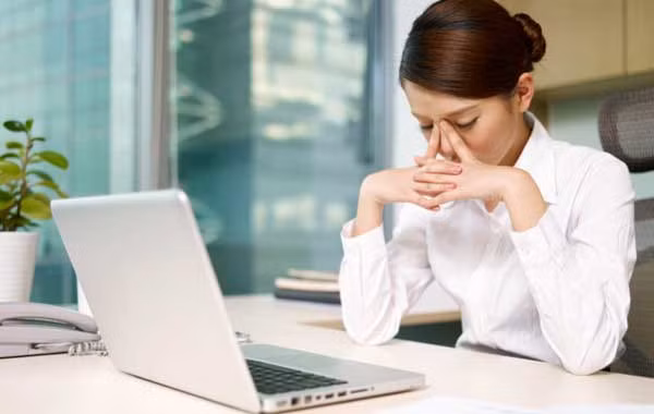 Hơn nữa, tập trung vào một điểm úa lâu có thể gây nhức đầu và căng mắt. Để chăm sóc mắt, hãy làm theo quy tắc 20-20: Mỗi 20 phút nhìn vào màn hình, hãy nghỉ ngơi khoảng 20 giây - nhìn tập trung vào vật gì khác cách xa mắt và tạo cho mắt được nhấp nháy. Ảnh: Healthplus.