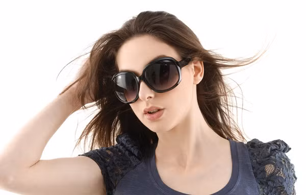 Không có thói quen đeo kính mát. Có lẽ bạn nghĩ kính mát chỉ để thời trang hoặc dùng cho mùa hè nhưng bạn đã lầm. Việc không đeo kính mắt sẽ khiến tia UV tiếp xúc rất có hại cho đôi mắt, nó sẽ gây các vết bỏng trên giác mạc, các bệnh như đục thủy tinh thể, thậm chí là ung thư da quanh vùng mắt. Ảnh: The Sunglasses.