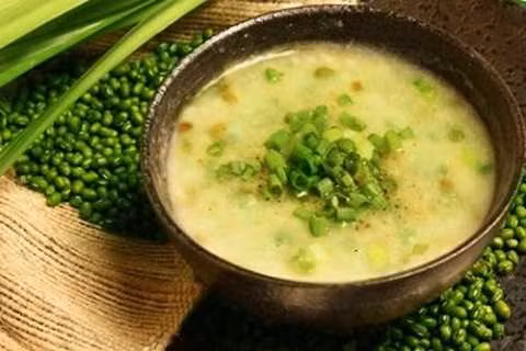 Bạn có thể nấu món cháo đậu xanh ăn thay cơm. Canh bí đỏ đậu xanh cũng là món ăn giảm cân rất tốt khi nó không những làm giảm cân mà lại còn là món ăn mang giá trị dinh dưỡng cao. Ảnh: Monchinh.