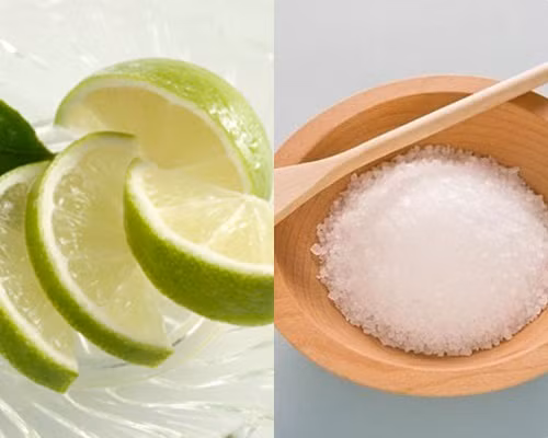 Giảm chân bằng chanh và muối ấm. Chanh có tác dụng trong việc trị mụn và giảm cân, vì thế kết hợp với nước muối ấm là giải pháp giảm cân tuyệt vời, còn tốt cho bộ máy tiêu hóa và thanh lọc giải độc cơ thể. Ảnh: Ykhoaviet.