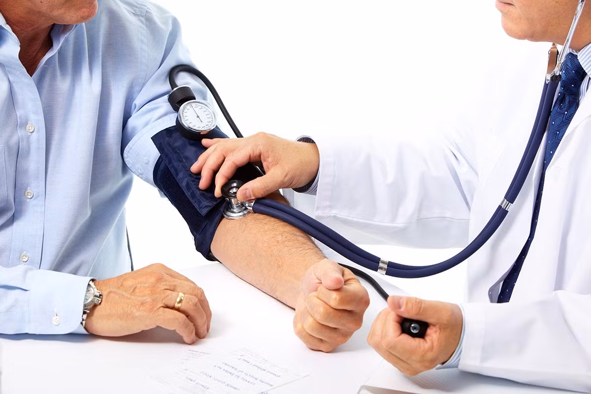 Tuy nhiên, những người bị huyết áp thấp, bệnh tim, thiếu máu không được áp dụng cách giảm cân này vì nó có thể gây tình trạng hoa mắt, chóng mặt và thậm chí nặng hơn. Ảnh: Benhtimmach.