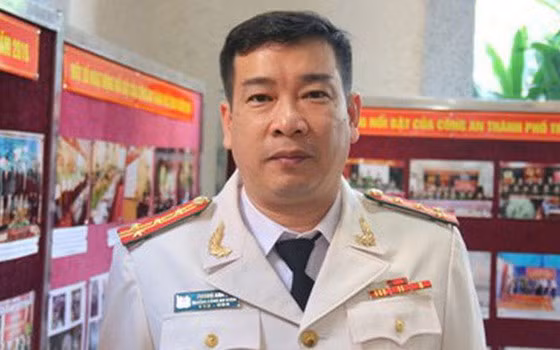 Cuu Truong Cong an quan Tay Ho bi truy to toi nhan hoi lo