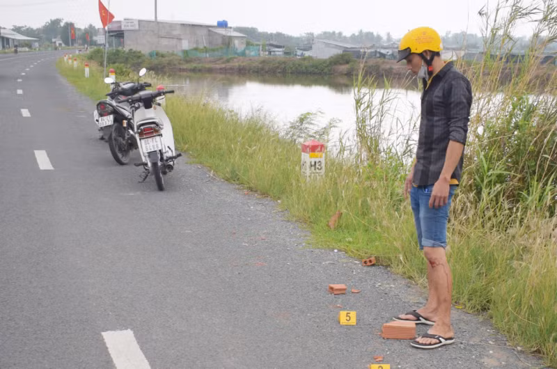  Con nợ hoang báo bị cướp 70 triệu đồng: Do nợ nần, Lê Minh Thống (SN 1990, ngụ Trà Vinh) đã hoang báo tin giả rằng bị cướp tiền, vàng và điện thoại, trị giá khoảng 70 triệu đồng xảy ra tại thị xã Duyên Hải (tỉnh Trà Vinh). Ngày 6/5, Thống đã bị xử lý về hành vi báo tin giả, không đúng sự thật đến cơ quan, tổ chức có thẩm quyền. 