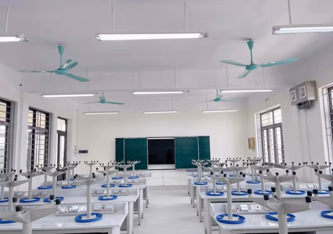  Quạt trần rơi trong lớp, 2 học sinh bị thương: Ngày 6/5, Ông Nguyễn Văn Ngát - Trưởng phòng GD&amp;ĐT Thanh Trì, Hà Nội cho biết, sự việc xảy ra vào tiết 4 môn Công nghệ hôm 27/4, tại lớp 6A7 - phòng học số 307 khu nhà A, trường THCS Vĩnh Quỳnh. Chiếc quạt trần gần cửa ra của lớp học bị rơi khi đang vận hành, cánh quạt va vào một học sinh ngồi học ở vị trí bàn đầu dãy 2 khiến học sinh này bị thương ở cằm phải nhập viện khâu 5 mũi. 