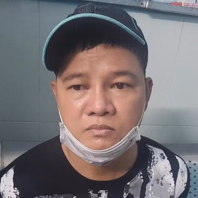  Bắt "siêu trộm" chuyên đột nhập nhà hàng, công ty: Ngày 9/5, Công an quận 3 (TP.HCM) cho biết vừa bắt giữ đối tượng Lương Mạnh Hùng (42 tuổi, quê Hải Phòng, ngụ ở quận 4) để điều tra về hành vi trộm cắp tài sản. Hùng từng có 5 tiền án Trộm cắp tài sản. Thời gian gần đây, “siêu trộm” này chuyên đột nhập cửa hàng, nhà hàng, các tiệm spa, công ty... lúc rạng sáng, để lấy những tài sản giá trị. 