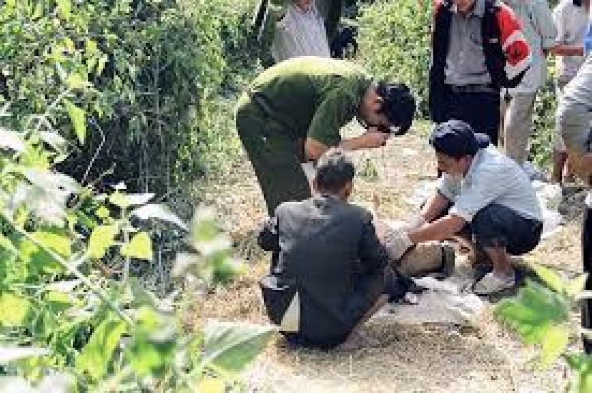  Nghi án con trai tâm thần đâm mẹ già tử vong: Ông N.H.T. (SN 1967, trú huyện Yên Thành, Nghệ An - bị tâm thần) sang nhà mẹ ruột là bà T.T.H. (SN 1928, trú cùng địa phương) chơi. Khi con trai về, bà H. ra đóng cổng thì bất ngờ bị T. tấn công dẫn đến tử vong. Ngày 9/5, Công an huyện Yên Thành cho biết đang điều tra, làm rõ. (Ảnh minh họa)
