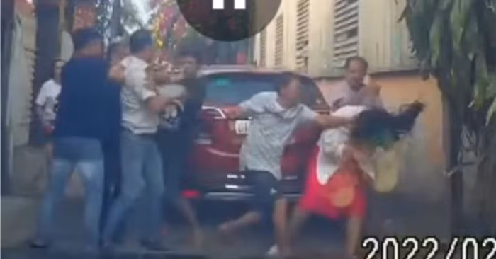 Trước đó, khoảng 16h ngày 11/4/2022, chị N.T.A.H. (SN 1989, ngụ tại Bình Dương) cùng gia đình đi xe ô tô vào nhà ở đường An Thạnh 14 (phường An Thạnh) khi vừa vào hẻm được khoảng 100 mét thì bị một số xe ô tô đậu chắn lối đi không thể vào trong. Lúc này, chị H. đi tìm chủ xe nhờ di chuyển vào trong thì chủ xe cùng một số người đang tổ chức tiệc trong hẻm bước ra cự cãi, không đồng ý di chuyển xe để nhường đường, dùng lời nói thách thức chủ nhà. 