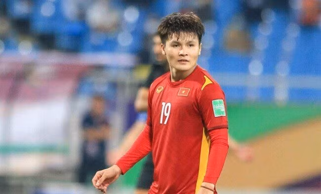 Tin mat he lo ban hop dong moi cua tien ve Nguyen Quang Hai