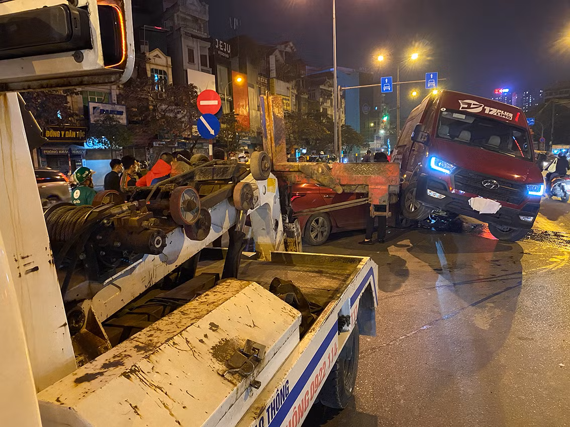 Hiện trường vụ tai nạn kinh hoàng ngay giữa đường phố Hà Nội - Hình 9 Hien truong vu tai nan kinh hoang ngay giua duong pho Ha Noi-Hinh-9
