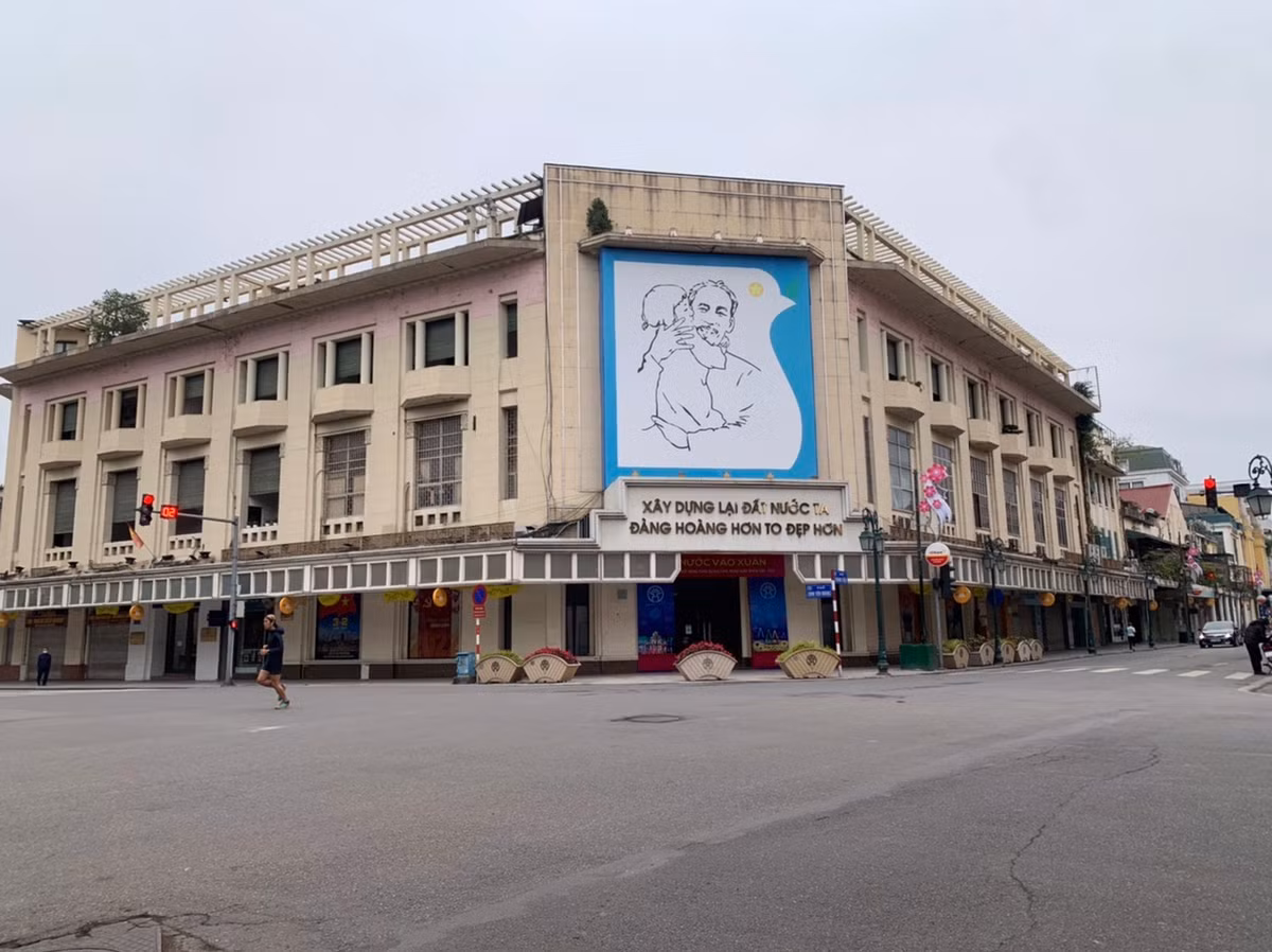 Ngã tư Tràng Tiền và các tuyến phố quanh Hồ Hoàn Kiếm rất ít bóng phương tiện giao thông.