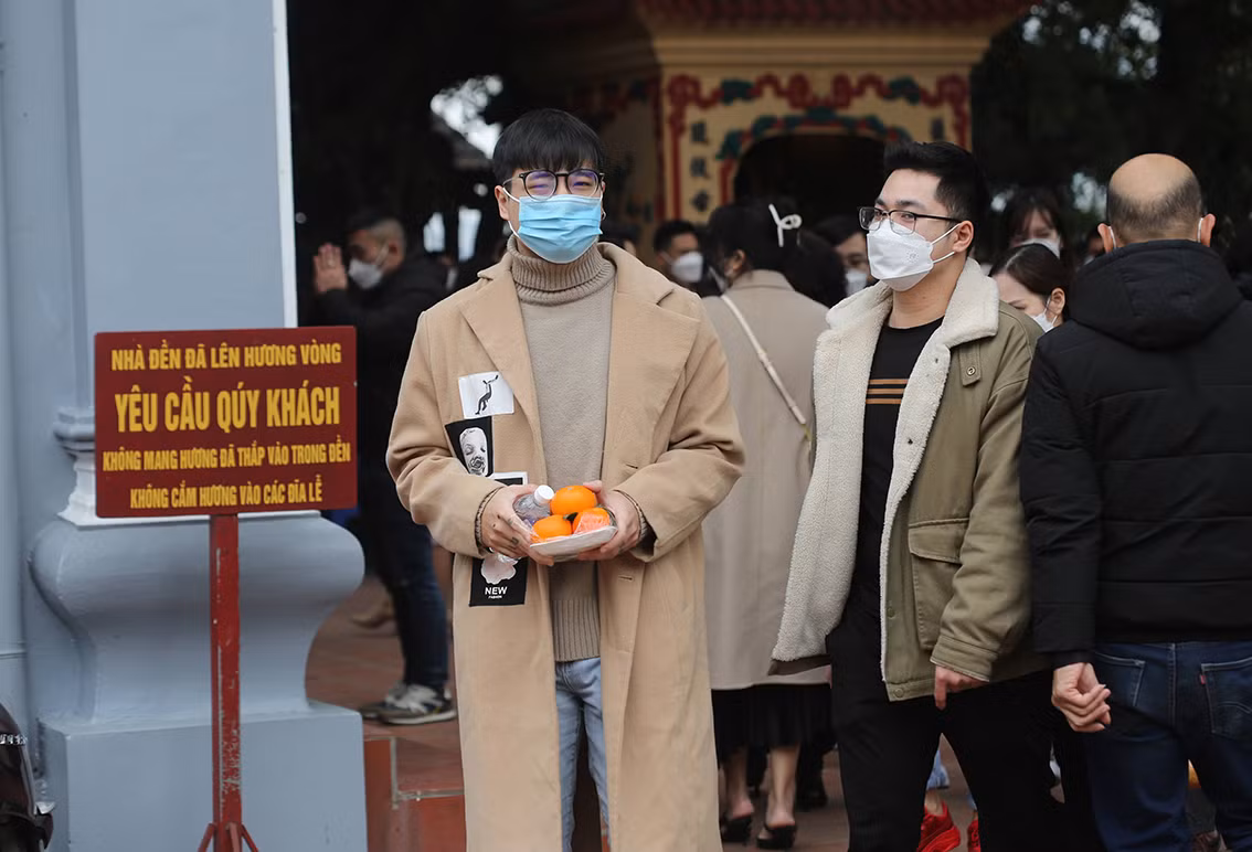 Do thời tiết thuận lợi nên ngay từ sáng sớm lượng người đổ về Phủ đã tăng mạnh so với những ngày trước đó.