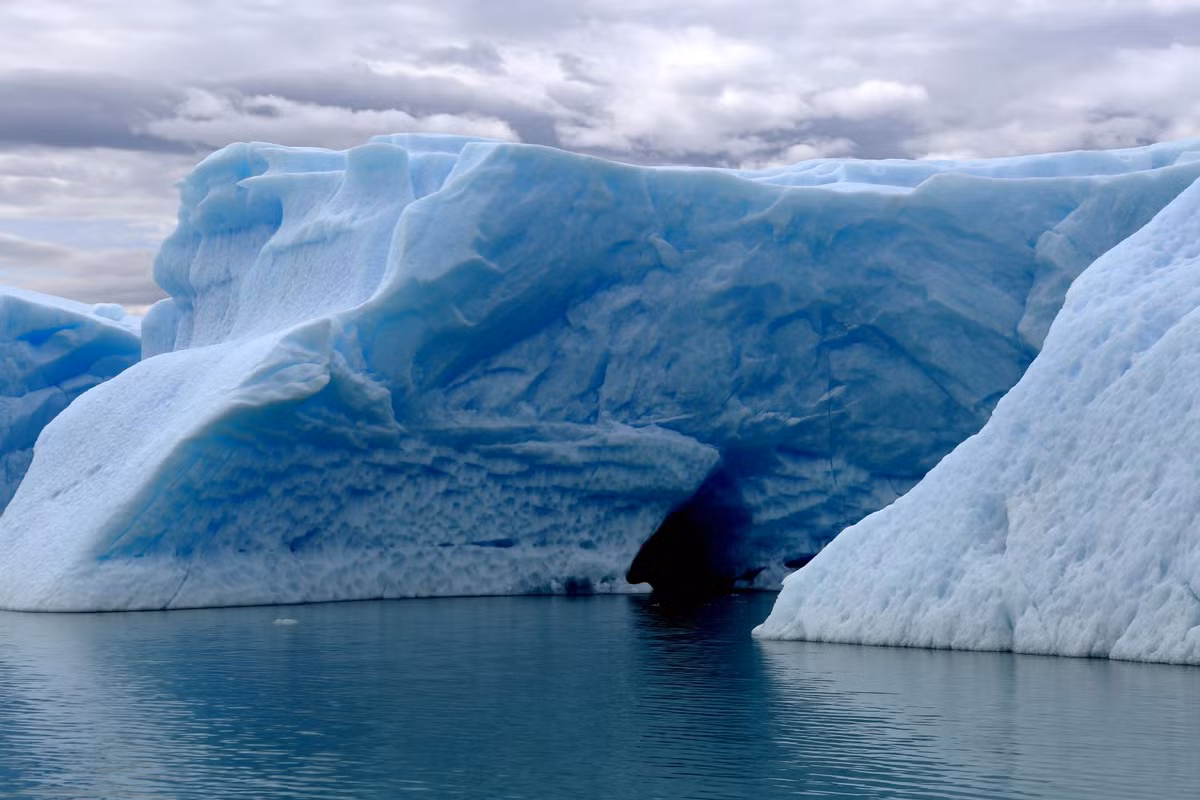Perito Moreno bắt đầu hình thành từ cách đây hơn 2,5 triệu năm vào giai đoạn cuối của Kỷ Băng hà. Tuy nhiên, theo các nhà khoa học thì con sông băng này có được hình dạng như hiện nay từ cách đây khoảng 20.000 năm.