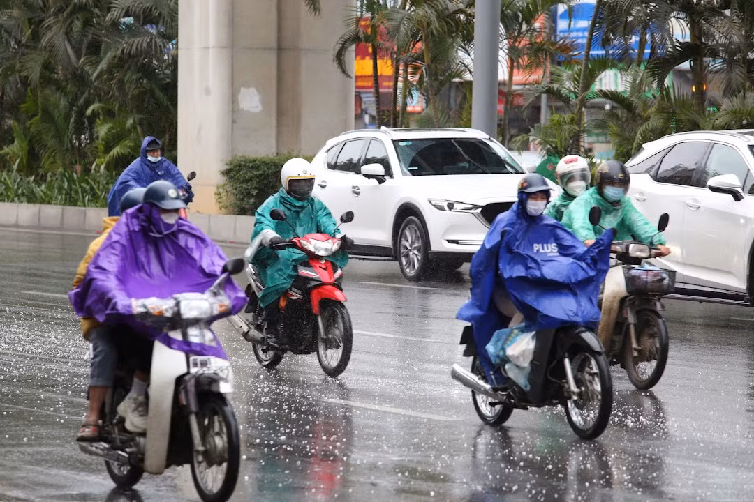 Không khí lạnh tràn về cùng với mưa kéo dài khiến nhiệt độ nhanh chóng giảm sâu.
