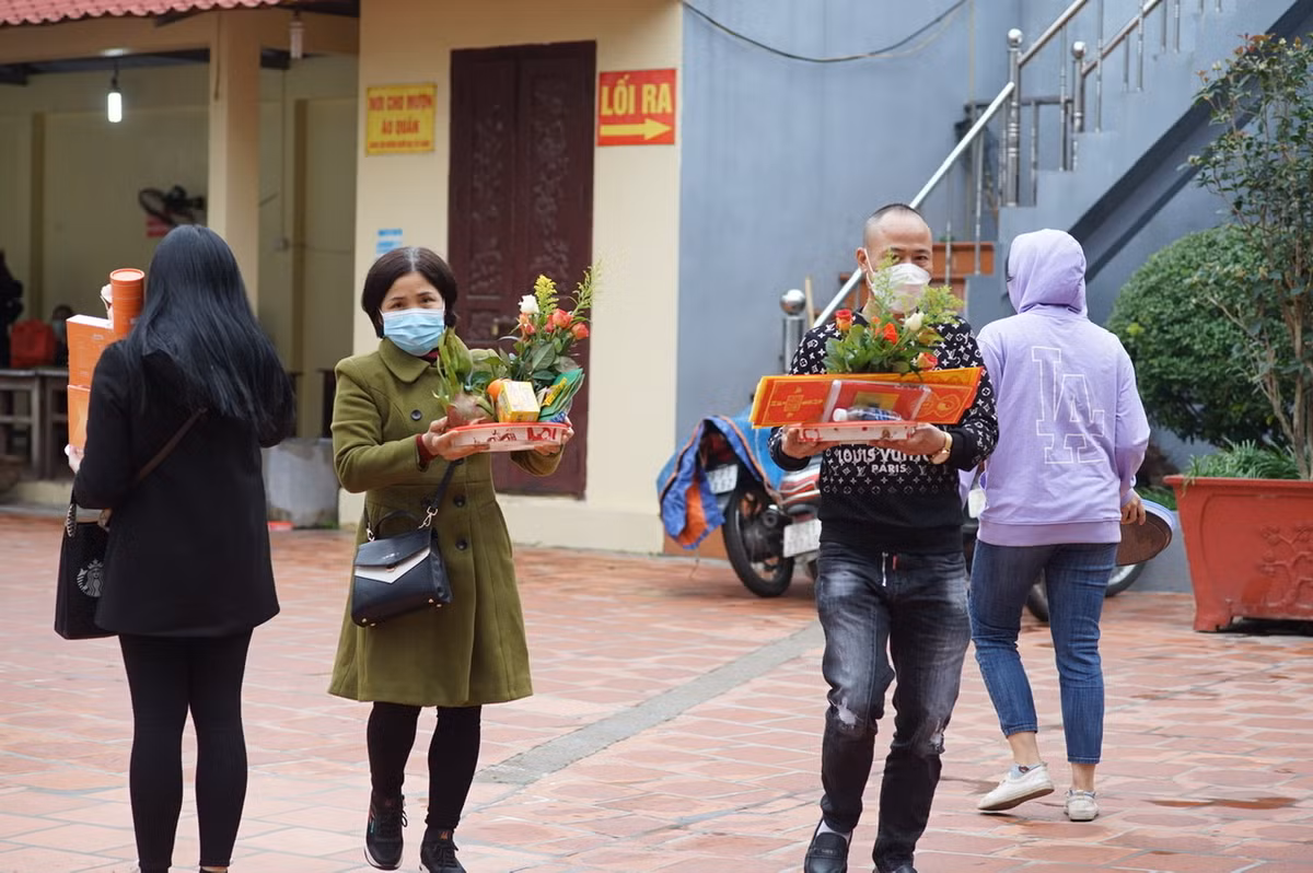 Người dân được yêu cầu đeo khẩu trang trong suốt quá trình vào Phủ dâng lễ.