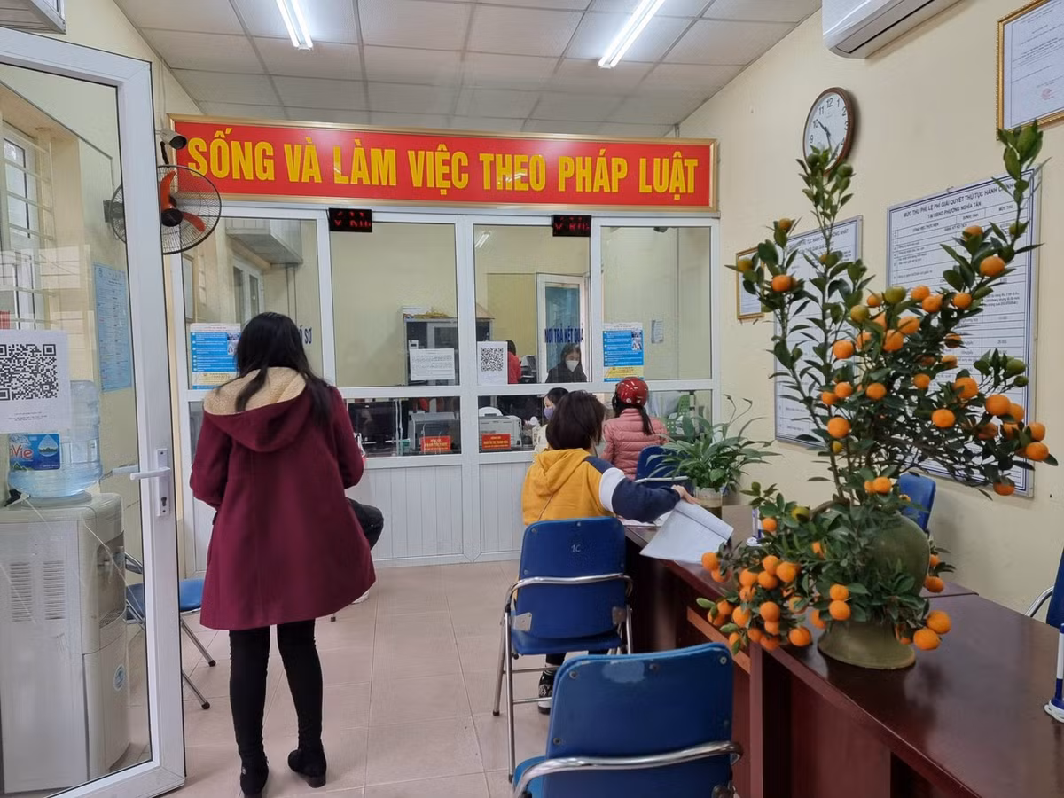 Trong buổi làm việc đầu tiên, các phòng tiếp dân cấp phường đều vắng người.