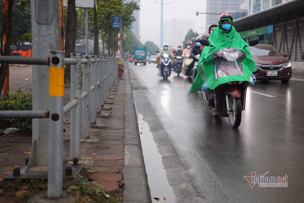 Một đoạn rào khác tại nút giao Trung Văn - Tố Hữu. Hiện tại có 5 điểm đã được lắp hàng rào ngăn xe máy đi lên vỉa hè...