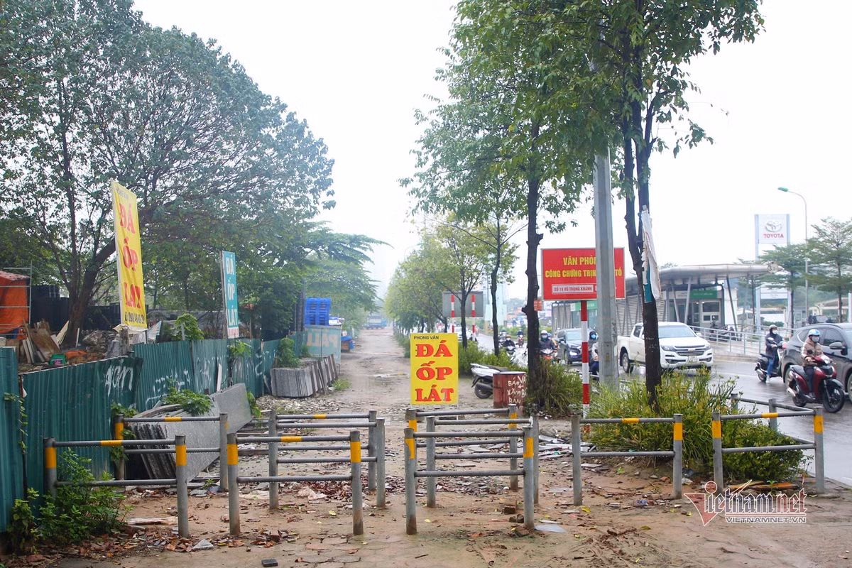 Nhưng một số hộ kinh doanh đá xẻ và cho thuê cốt pha tại đây lại biến khu hàng rào thành nơi tập kết vật liệu.