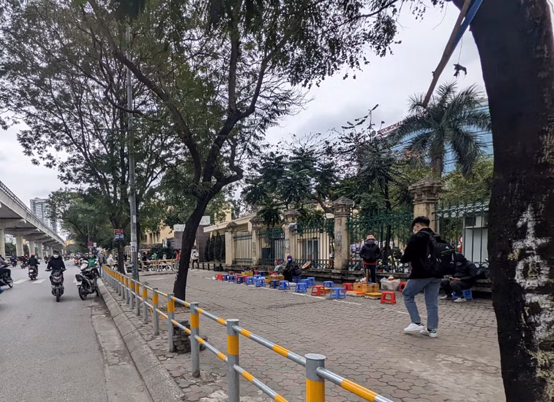 Trên đường Hồ Tùng Mậu, vỉa hè lại thành nơi bán hàng có "khuôn viên" bán trà đá.