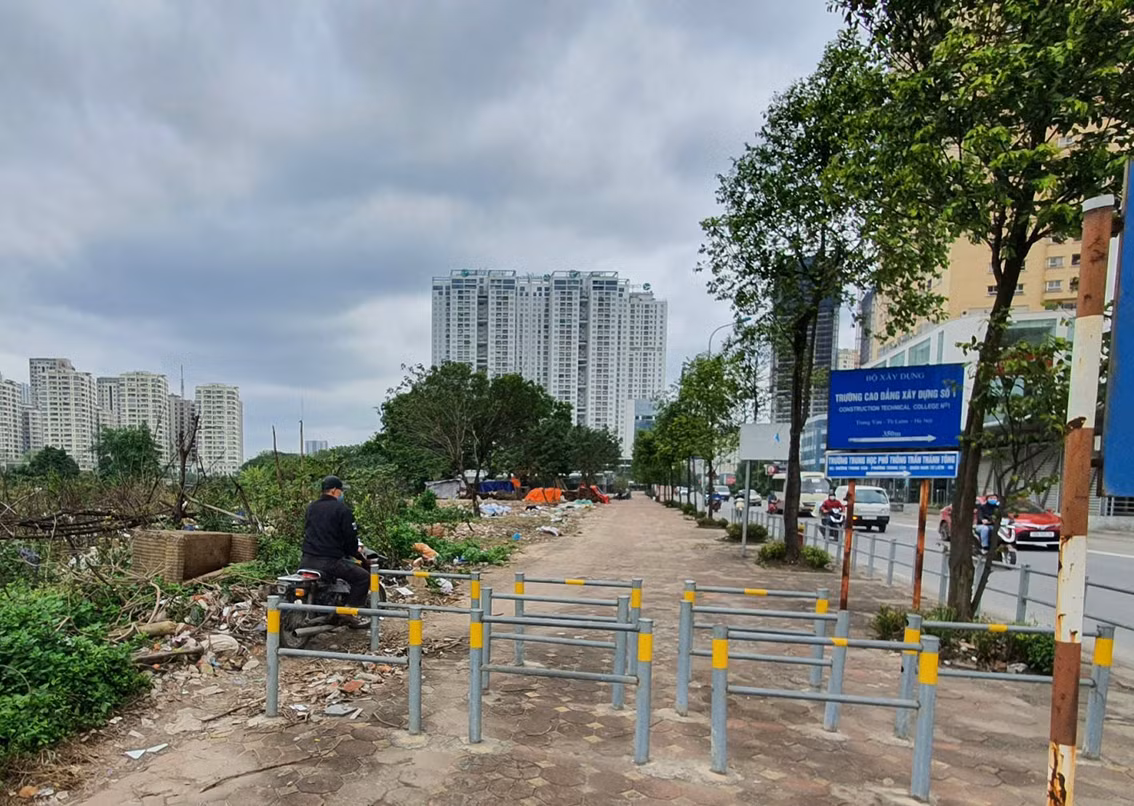 Được biết, đây là dự án thí điểm để ngăn xe máy đi ngược chiều trên vỉa hè, trả lại lối đi cho người đi bộ.