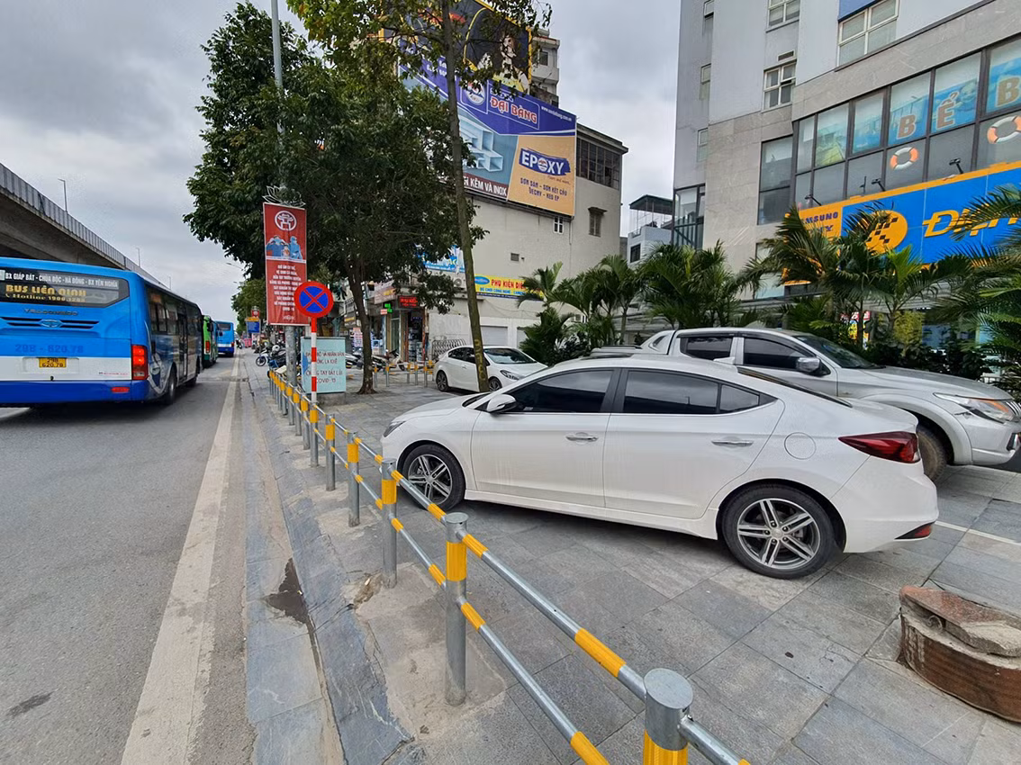 Thậm chí, vỉa hè tại ngã ba Lê Trọng Tấn (Hà Đông) còn trở thành điểm đỗ xe ô tô.