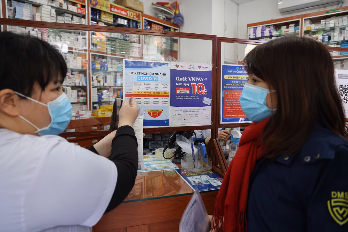 Phát hiện cửa hàng bán thuốc trị COVID-19 ngay giữa trung tâm Hà Nội Phat hien cua hang ban thuoc tri COVID-19 ngay giua trung tam Ha Noi