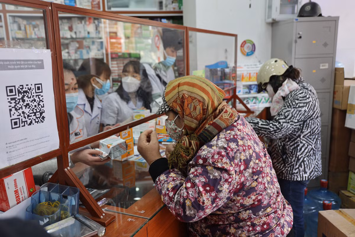 Đại diện cửa hàng thuốc Long Châu trên phố Hàng Mã cho biết, gần đây nhu cầu của người dân đối với mặt hàng test COVID-19 tăng cao nên mặt hàng này đang rất khan hiếm.