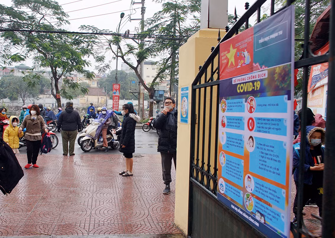 Cô Lê Thị Thu Hằng - Hiệu trưởng trường Tiểu học Phạm Tu (huyện Thanh Trì, Hà Nội) cho biết, nhà trường đã phải làm việc với bên Công an và Đoàn Thanh niên địa phương để nhờ hỗ trợ công tác đón học sinh tại cổng trường.