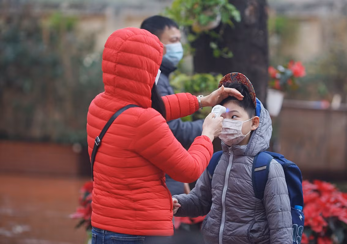 Toàn bộ học sinh đều được đo thân nhiệt trước khi vào trường.