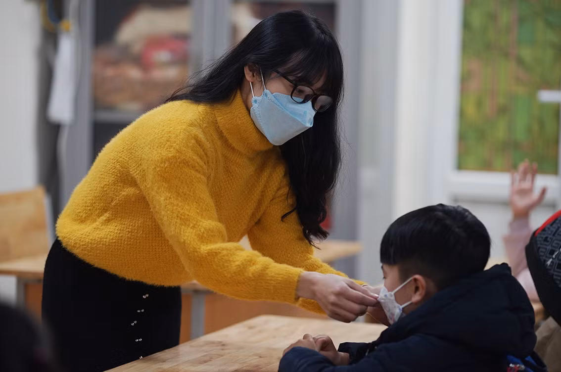 Cho đến ngày hôm nay (10/2), học sinh 12 tuổi trở xuống của 18 huyện, thị xã ngoại thành đã chính thức đi học trực tiếp. Các quận nội thành còn lại dự kiến cho học sinh tiểu học và khối 6 đi học vào ngày 21/2.