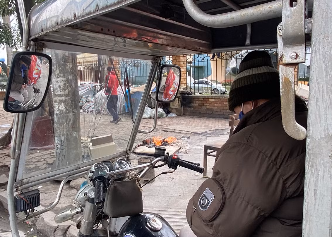 Trong sáng làm việc đầu tuần, khu vực Hà Nội đã tạnh hẳn mưa, ngoài trời khô ráo và có lúc hửng nắng.