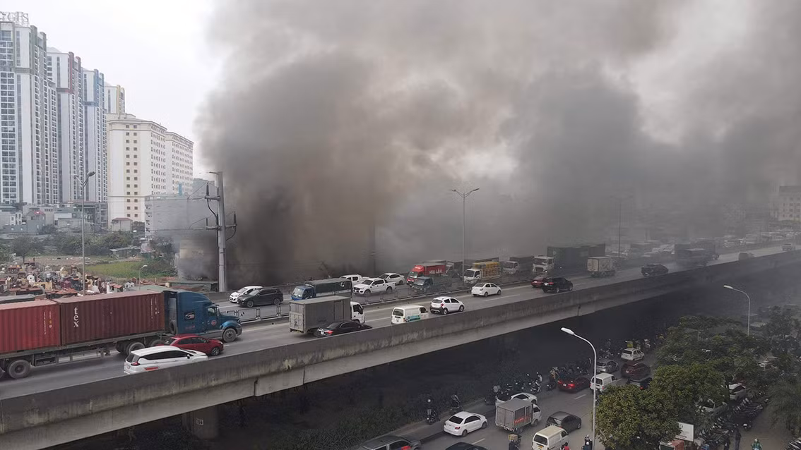 Ha Noi: Chay lon khu nha tam, duong Nguyen Xien un tac keo dai