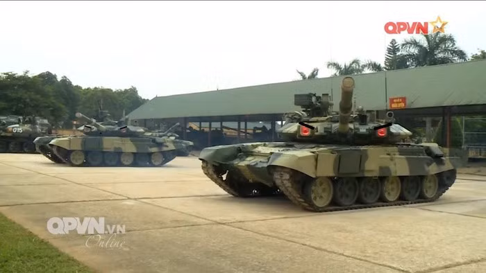 Xe tăng T-90S/SK sử dụng pháo nòng trơn cỡ 125 mm 2A46M-5 mạnh mẽ, có thể bắn được tất cả các loại đạn tiên tiến nhất và phóng được tên lửa chống tăng AT-11 qua nòng.