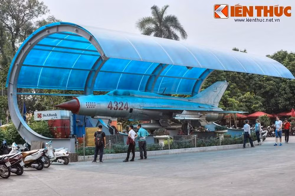 Trong ảnh là chiếc MiG-21 4324 được trưng bày tại Bảo tàng Lịch sử Quân sự Việt Nam. Năm 2015, chiếc tiêm kích này đã được công nhận là bảo vật quốc gia.