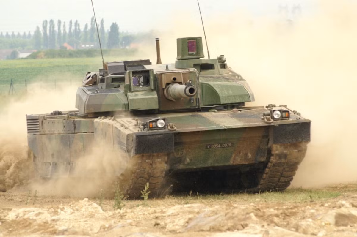 Leclerc có kíp xe 3 người bao gồm lái xe, chỉ huy và pháo thủ. Thân xe và tháp pháo của Leclerc MBT được làm bằng thép hàn, có thêm lớp giáp composite; điều này cung cấp mức độ bảo vệ rất cao chống lại cả tấn công KE và CE. Gói giáp của xe tăng được thiết kế theo kiểu module để có thể dễ dàng thay thế hoặc nâng cấp bằng thế hệ giáp mới mới nhất.