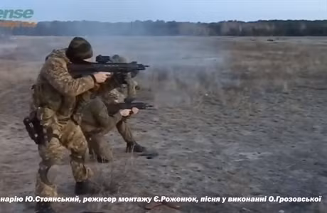 Malyuk có thiết kế kiểu bullpup, tức là toàn bộ phần khóa nòng và hộp đạn đều được lắp phía sau cò súng.