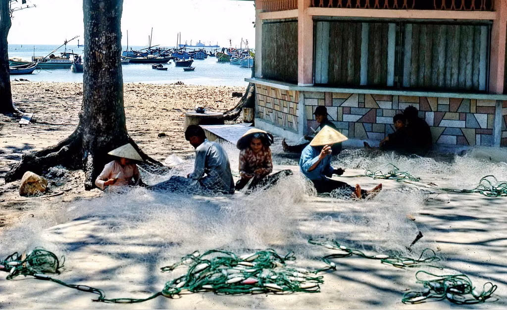 Ngư dân sửa lưới đánh cá ở Bãi Trước. Ảnh: Terry Maher.