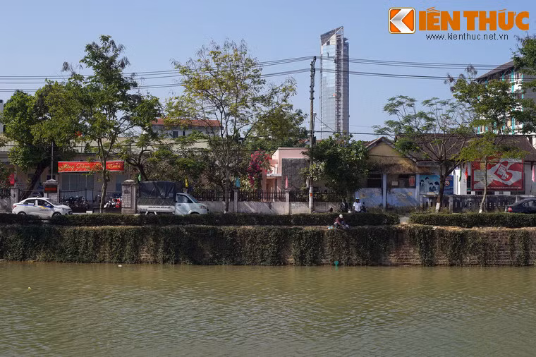Trong một thời gian dài, sông An Cựu từng có nguy cơ trở thành sông "chết" do tình trạng ô nhiễm và dòng chảy bị nghẽn do tình trạng xả rác thải bừa bãi, bèo mọc đầy sông.