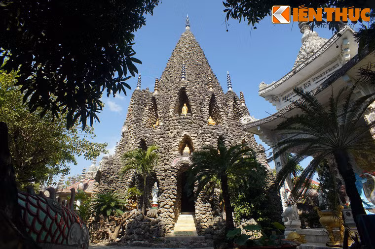 Tọa lạc trên đường 3/4 của TP Cam Ranh, tỉnh Khánh Hòa, chùa Từ Vân là nơi có Tháp Bảo Tích, còn được gọi là tháp vỏ ốc, một công trình Phật giáo rất độc đáo của Việt Nam.