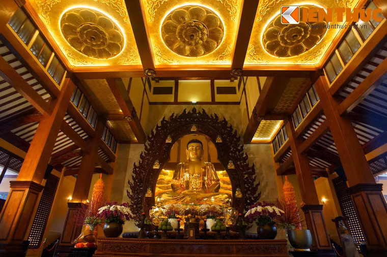 Bức tượng này được đúc bằng đồng nguyên khối, nặng 35 tấn, cao 7,5 mét, là một trong những tượng Phật đồng lớn nhất Việt Nam. Tượng được an vị tại chùa ngày 11/1/2017.