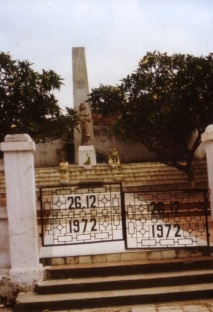 Đài tưởng niệm những nạn nhân của bom Mỹ trên phố Khâm Thiên ngày 26/12/1972. Ảnh: Günter Mosle.