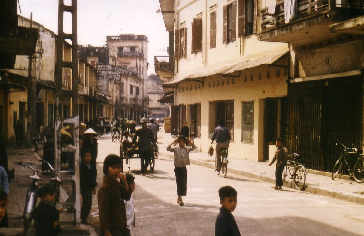 Trẻ em trên đường phố Hà Nội. Ảnh: Günter Mosle.