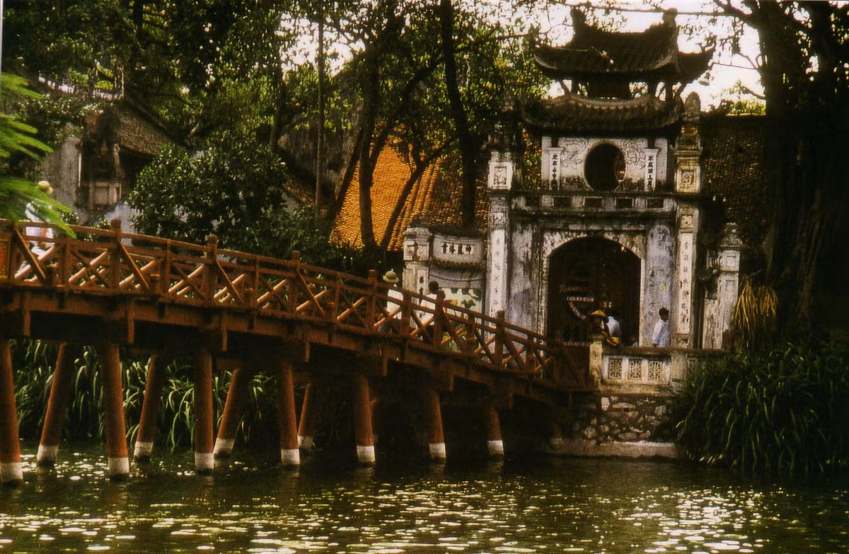 Cầu Thê Húc và đền Ngọc Sơn ở hồ Hoàn Kiếm, Hà Nội năm 1973-1974. Ảnh: Günter Mosle.