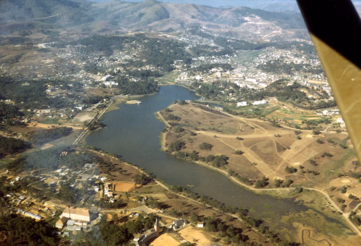 Hồ Xuân Hương ở Đà Lạt năm 1969 nhìn từ máy bay trực thăng Mỹ. Ảnh: Tom Petersen.