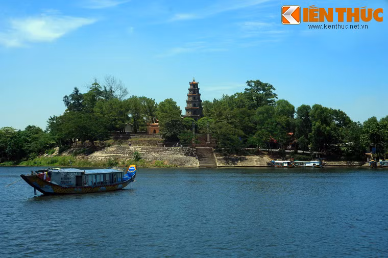 Sự hiện diện của sông Hương đem lại cho xứ Huế những cảnh quan tuyệt vời. Nhiều công trình lịch sử nổi tiếng của Huế gắn với hính ảnh dòng sông Hương. Công trình nổi bật là chùa Thiên Mụ, nằm trên đồi Hà Khê, phía tả ngạn sông Hương, cách trung tâm thành phố khoảng 5 km.