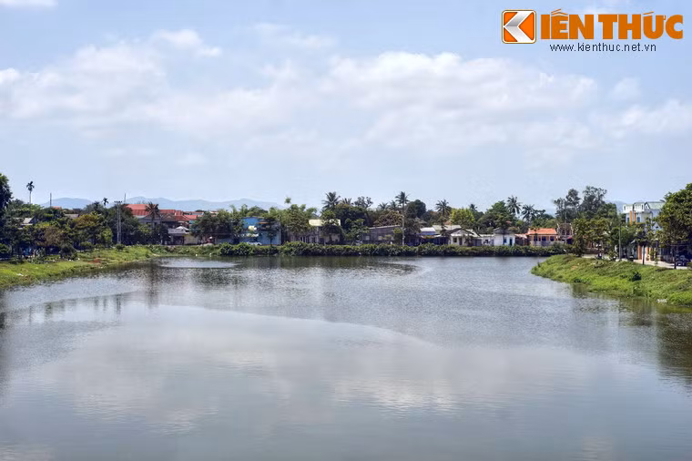Theo sử sách, đây là một con sông được đào theo một nhánh cũ của sông Hương chảy từ chợ Kim Long đến Bao Vinh để phục vụ cho việc giao thông ,vận tải ra vào Kinh thành Huế bằng đường thủy.