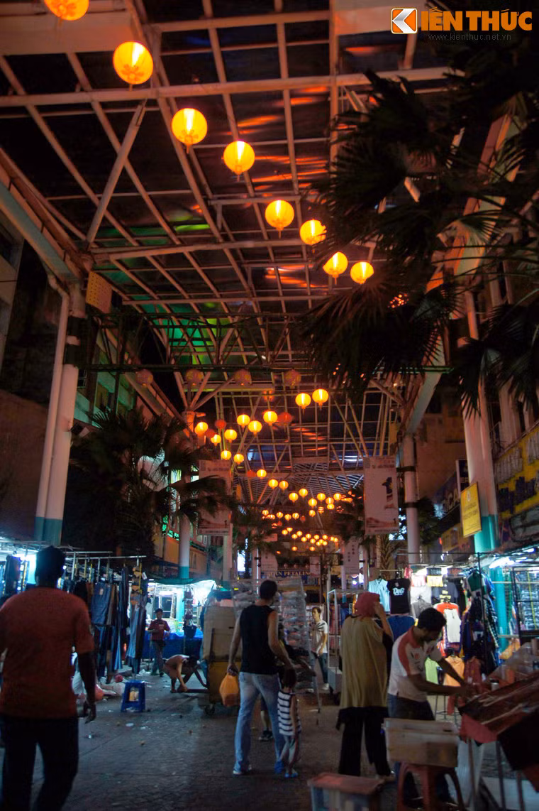 Trong những năm 2000, mái che bằng kính màu xanh được lắp đặt trên toàn tuyến phố Petaling, và con phố này được chuyển đổi thành trung tâm mua sắm dành cho người đi bộ. Hai cổng chào lớn mang kiến trúc Trung Hoa cũng được xây dựng ở hai đầu phố.