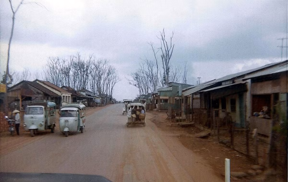 Trên Quốc lộ 1 ở Tam Hiệp. Ảnh: David Stromberger.