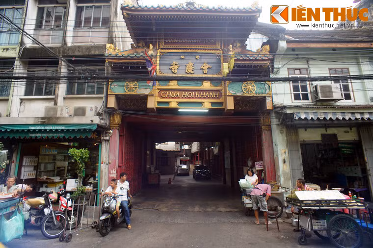 Đặc biệt, khu vực Phố Tàu còn tập trung một số ngôi chùa do người Việt sáng lập từ thời nhà Nguyễn, trong đó chùa Khánh Hội nằm ở vị trí trung tâm.