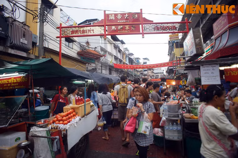 Khu phố Tàu cũng được coi là trái tim của ẩm thực Bangkok. Đồ ăn được bán ở đây rất phong phú, trong đó cuốn hút nhất là các món nguồn gốc Trung Hoa.